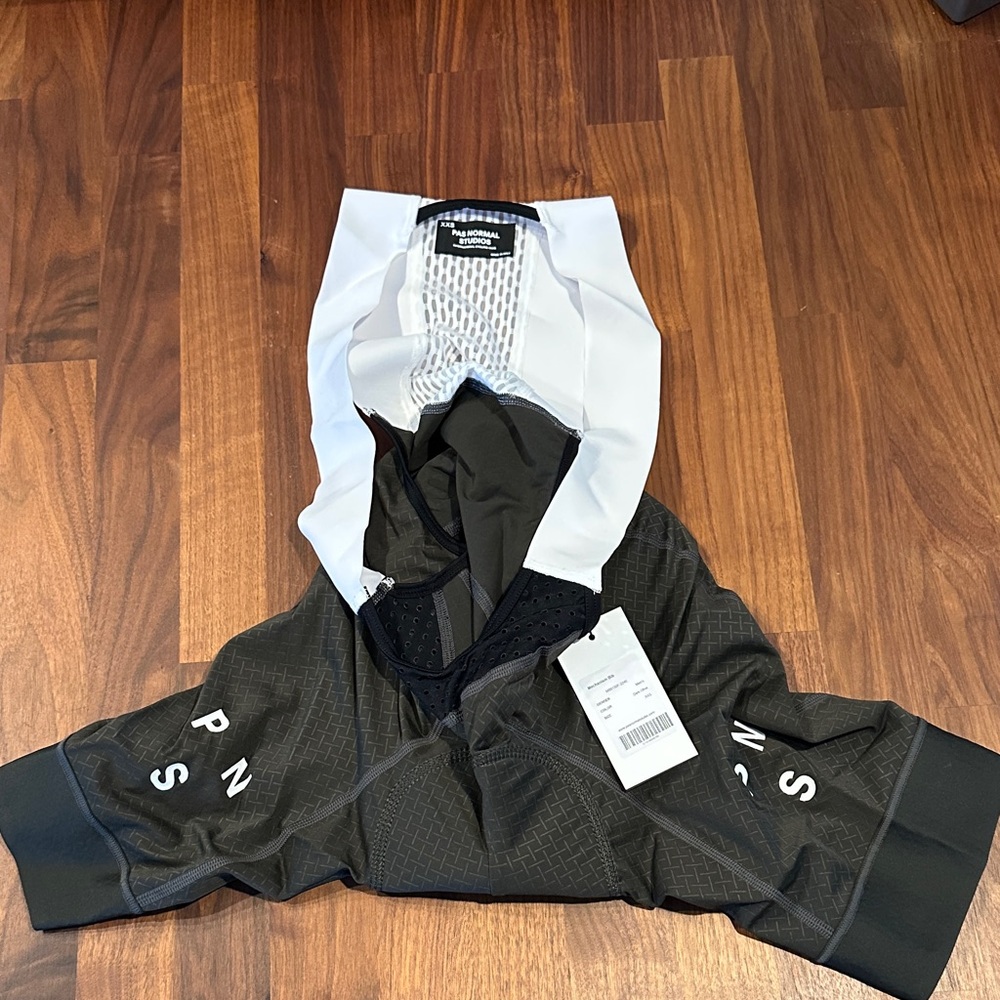 Pas Normal Studios mechanism men bibs XXS Brand new
Dark olive